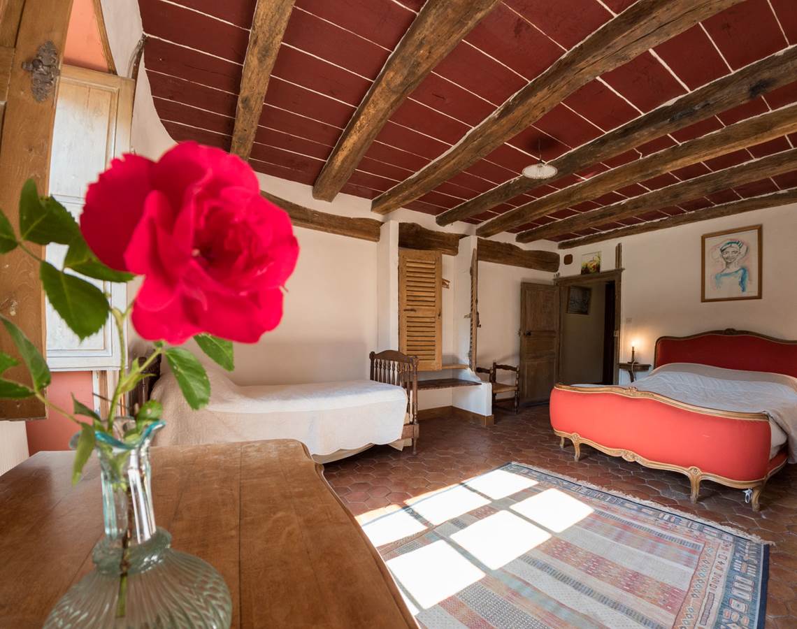 Chambre familiale Tomettes, 1 lit double, 1 lit simple et une salle d'eau et WC privatifs-presta